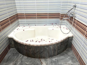 Doppia Deluxe, vista città | Bagno | Doccia, asciugamani, sapone, shampoo