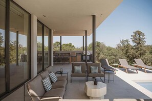 Outdoor dining - Eleven Sundays Retreat | Beach Escape by etouri (Chania)