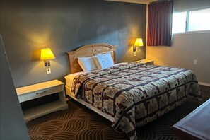 Room - Cozy Queen Bed | Alma NE (Alma NE)