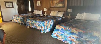 3 Queen Bed | Alma NE