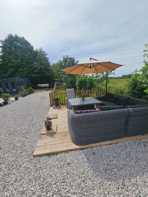 Outdoor dining - A romantic retreat in a stunning setting (Nottinghamshire)