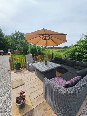 Outdoor dining - A romantic retreat in a stunning setting (Nottinghamshire)