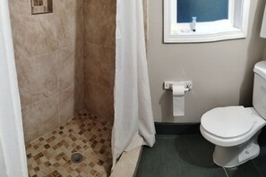 Bathroom - Queen Bed Non-Smoking (Portland OR)