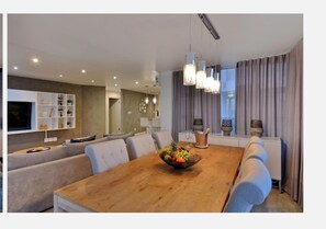Dining - Luxurious Wheelchair-Accessible Apartment in Kaapstad (Kaapstad)