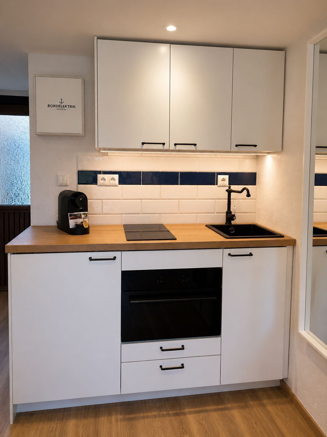 Wasserkocher mit Kaffee-/Teezubehör, Kühlschrank, Mikrowelle, Ofen