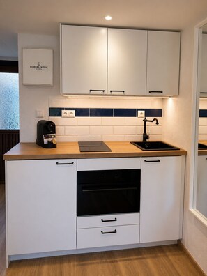 Coffee/tea maker, fridge, microwave, oven