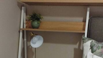 Tabla de planchar con plancha, Internet, ropa de cama