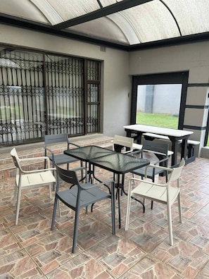 Outdoor dining - Executive en-Suite, cozy, comfy and spacious (Johannesburg South)