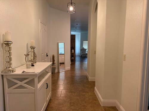 Spacious Executive Retreat - Sleeps 8+