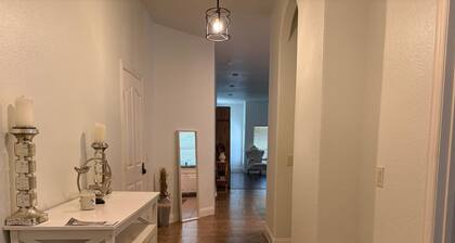 Spacious Executive Retreat - Sleeps 8+