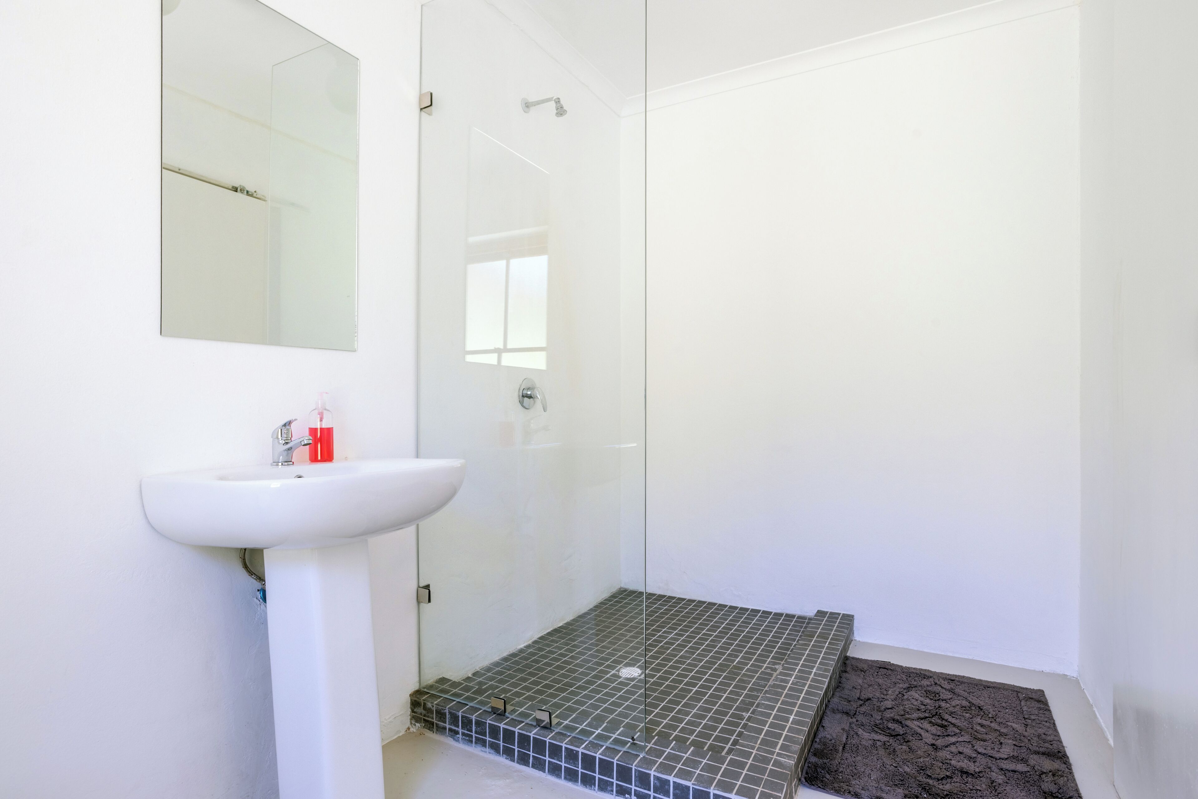 Chambre avec lits jumeaux | Salle de bain | Douche, serviettes fournies, papier toilette