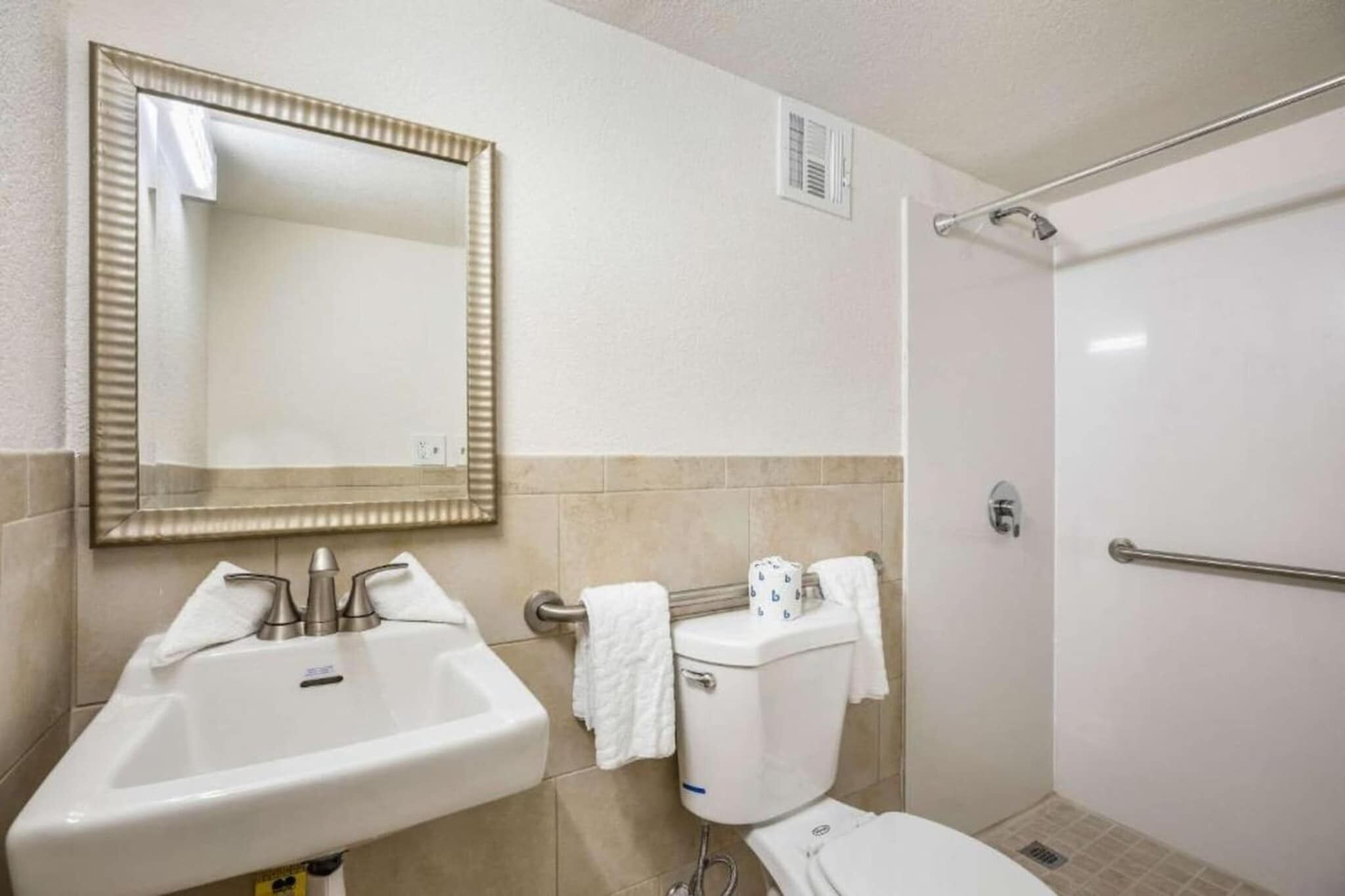 Un baño con lavabo, inodoro y ducha.
