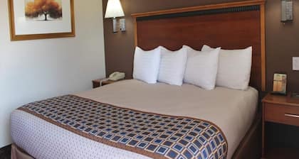 Queen Bed|Smoking|Omaha NE