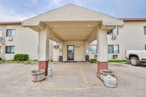Exterior - Pipestone | 2 Full Bed (Pipestone)
