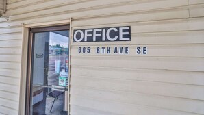 Un immeuble sur lequel on peut lire l’inscription suivante : « BUREAU 605, 8E AVENUE SUD-EST ».
