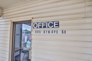 A building with a sign that reads 'OFFICE 605 8TH AVE SE'.
