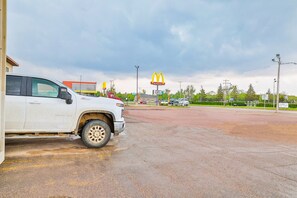 Un parking avec un camion blanc, une enseigne McDonald's et un bâtiment en arrière-plan.