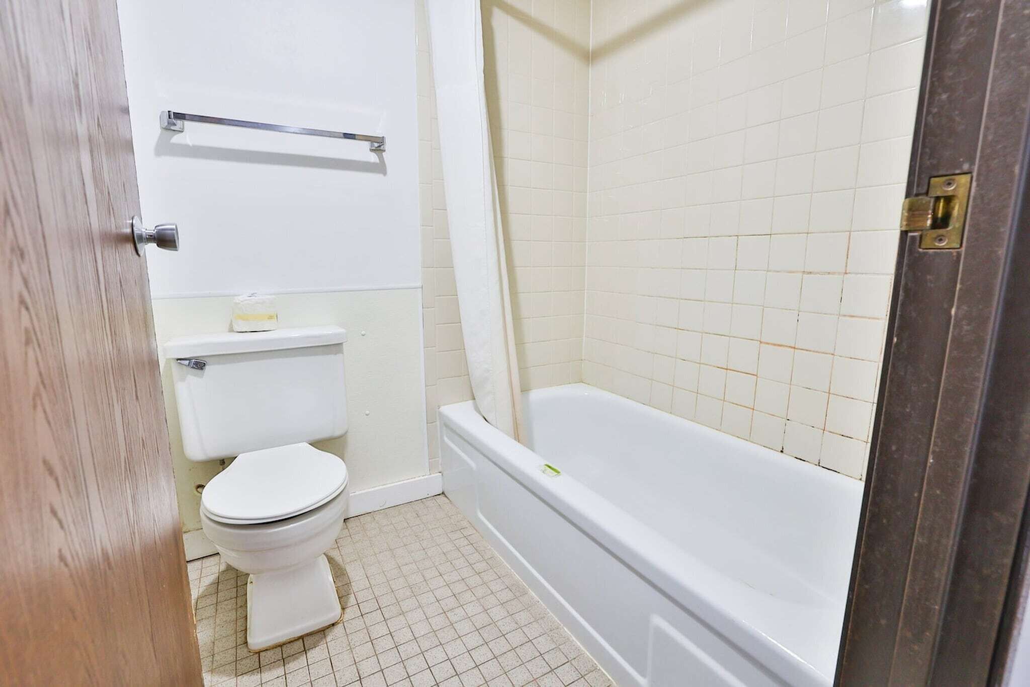 Une salle de bain comprenant des toilettes, une baignoire et une douche.