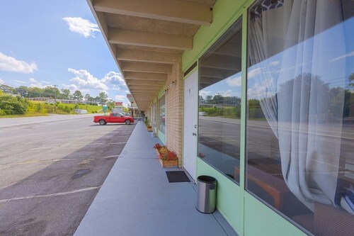 Queen Bed|Smk|Breezewood