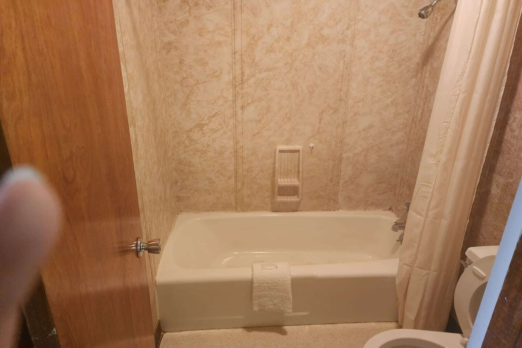 Ducha, secador de pelo y toallas