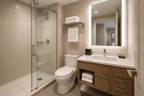 Standard Room | Bathroom - Central Vista Hotel (Toronto)