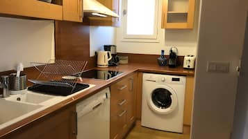 Coffee/tea maker, fridge, microwave, oven