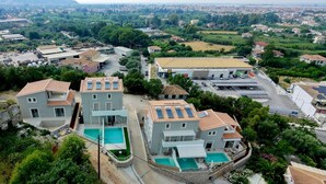 Un quartier résidentiel avec des maisons modernes, une piscine et un parking.