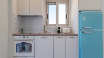 Fridge, cookware/dishes/utensils