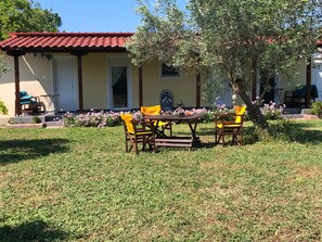 Outdoor dining - Studio Apartment 'Ktima Anases Zois - Eugenia Sgoura' with Balcony and Air Conditioning (Epanomi)