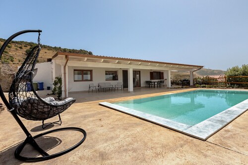 Cottage 'Lorena' with Private Infinity Pool, Panoramic View, Wi-Fi and Air Conditioning