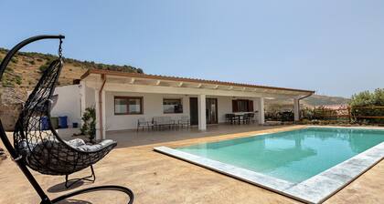 Cottage 'Lorena' with Private Infinity Pool, Panoramic View, Wi-Fi and Air Conditioning