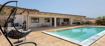 Cottage 'Lorena' with Private Infinity Pool, Panoramic View, Wi-Fi and Air Conditioning
