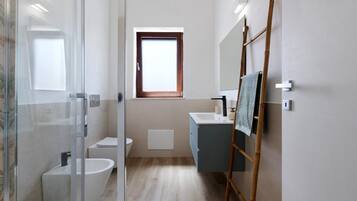 Dusche, Haartrockner, Handtücher