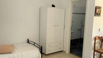 Tabla de planchar con plancha, wifi, ropa de cama