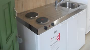 Frigorifero, forno, piano cottura, bollitore elettrico
