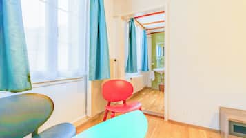 Habitación familiar, vista a la montaña | Área de sala de estar