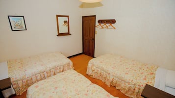 Basic Triple Room, Courtyard View | Desk, WiFi (free), individually decorated, individually furnished