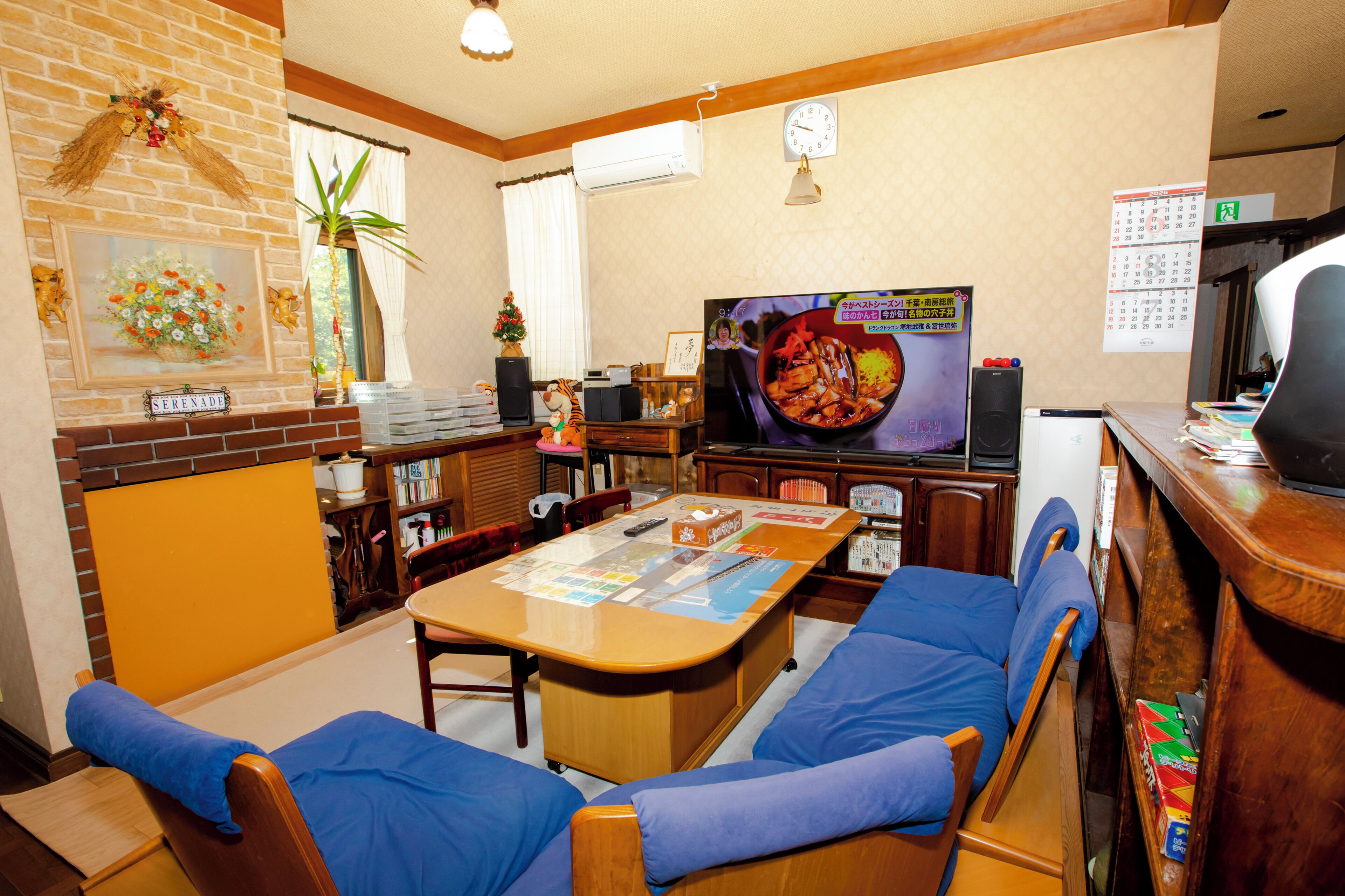 Una sala de estar con un sofá, una mesa de centro, un televisor y una chimenea.