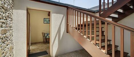 Una escalera con barandas de madera que sube a un nivel superior.
