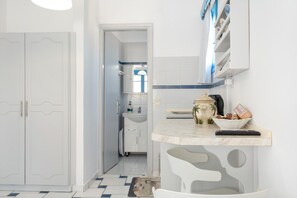 Refrigerador, parrilla de estufa y tetera eléctrica 