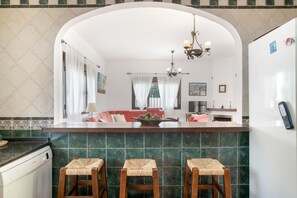 Eine Küche mit Bar, einem Geschirrspüler und einem Kühlschrank.