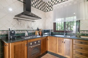 Eine Küche mit Herd, Backofen und Mikrowelle.