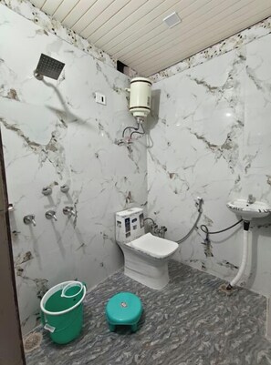 Tweepersoonskamer | Badkamer | Een douche, zeep, shampoo, toiletpapier