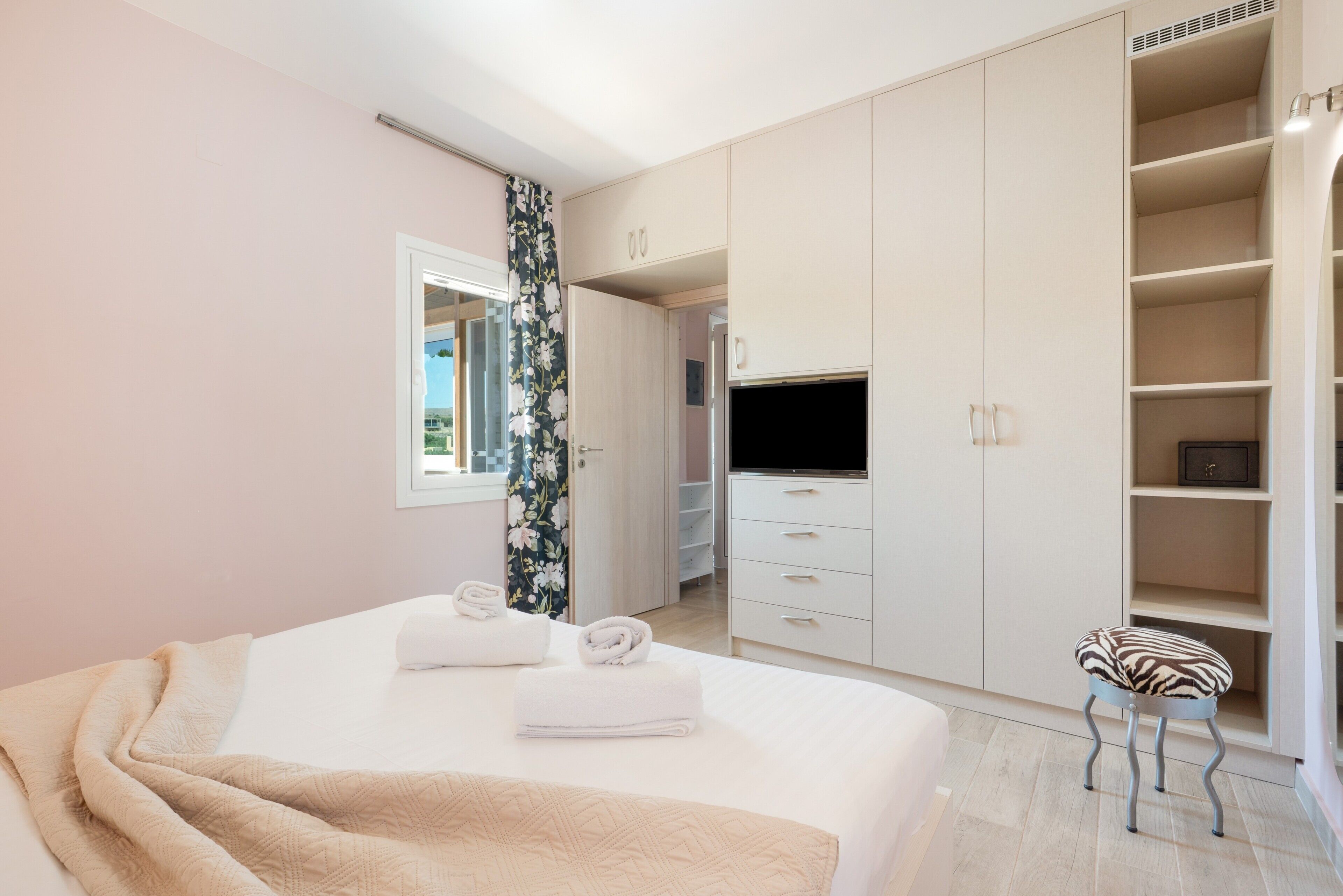 4 slaapkamers, een strijkplank/strijkijzer, wifi, beddengoed