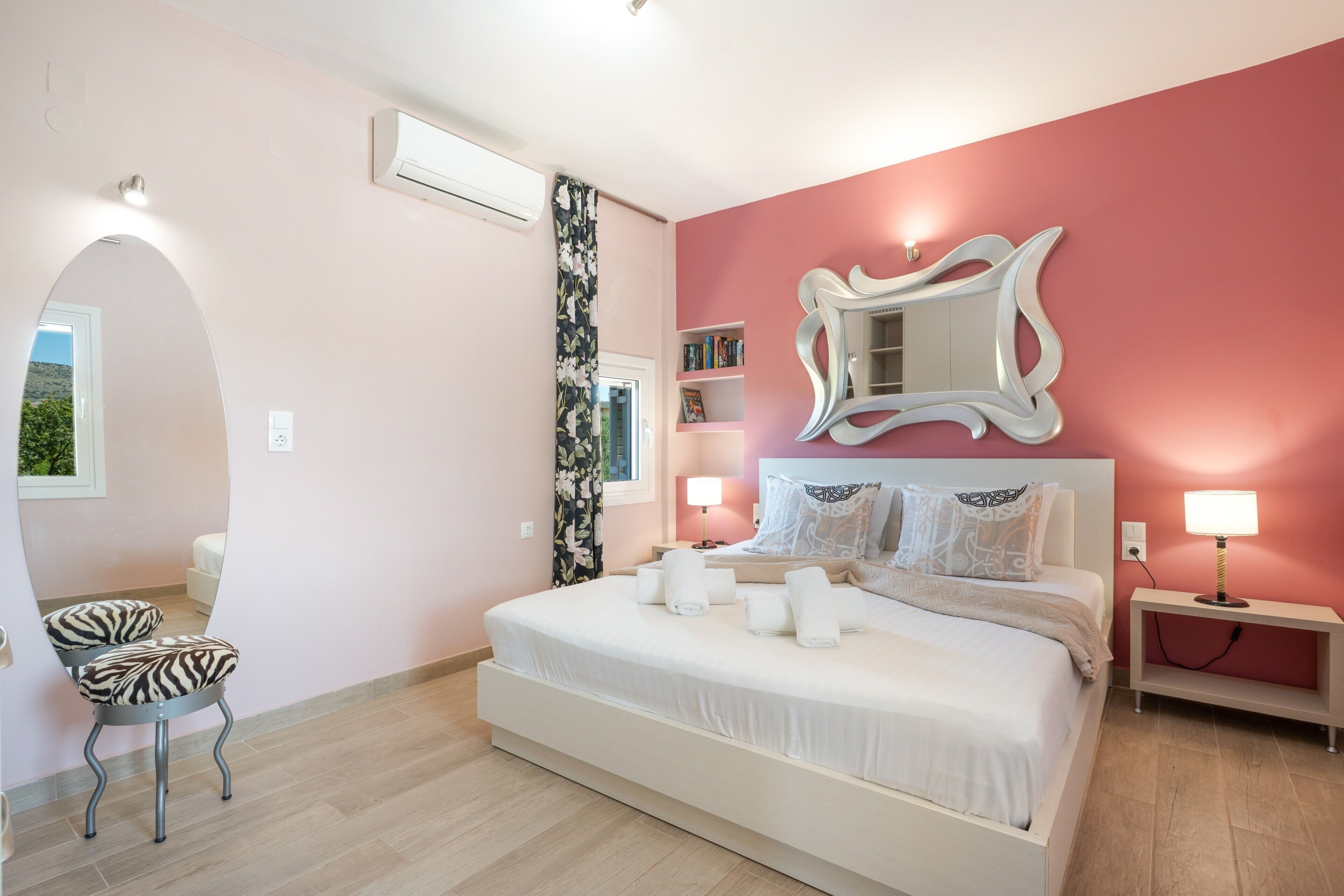 Tabla de planchar con plancha, wifi y ropa de cama 