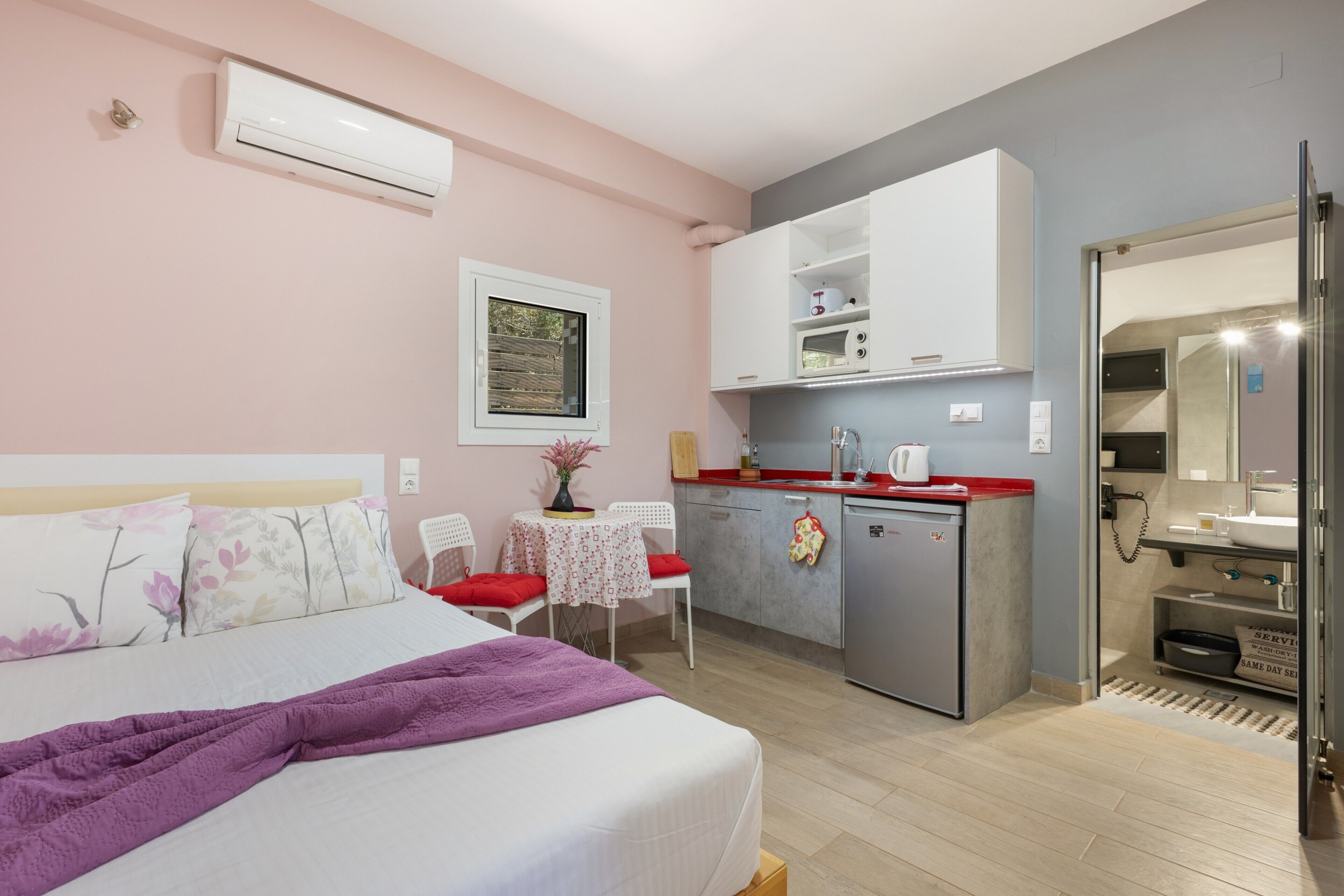 Iron/ironing board, WiFi, bed sheets, wheelchair access