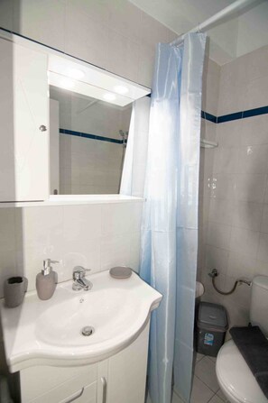 Een douche, een haardroger, handdoeken