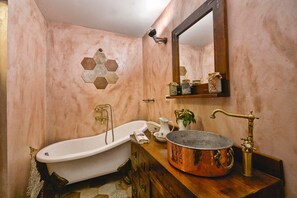 A bathroom with a vintage bathtub, a copper sink, a wooden vanity, a mirror, and hexagonal wall tiles. - Holiday Home 'Wine & Piano Stories' with Private Terrace, Shared Garden and Wi-Fi (Esperii)