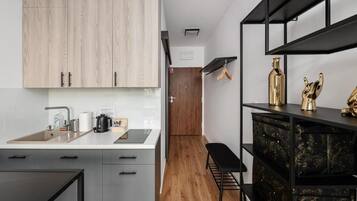 Classic Apartment, Courtyard View | Private kitchen