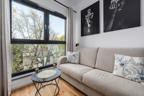 Classic Apartment, Courtyard View - ShortStayPoland Zgierska B106 (Warszawa)